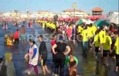 سلسلة بشرية لـ «شباب ضد الانقلاب» بشوطئ رأس البر