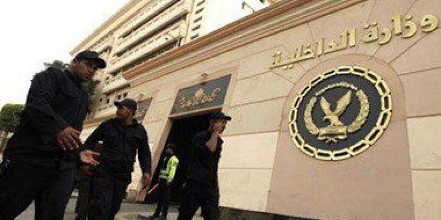 فضيحة.. أمناء شرطة يستبدلون متهما بشقيقه أثناء عرضه على النيابة