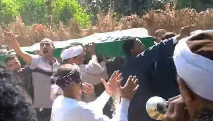 بالفيديو.. تشييع جثمان سوهاجي بالطبل والمزمار