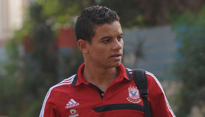 مدافع الأهلي يخضع لجلستي أكسجين في المنتخب