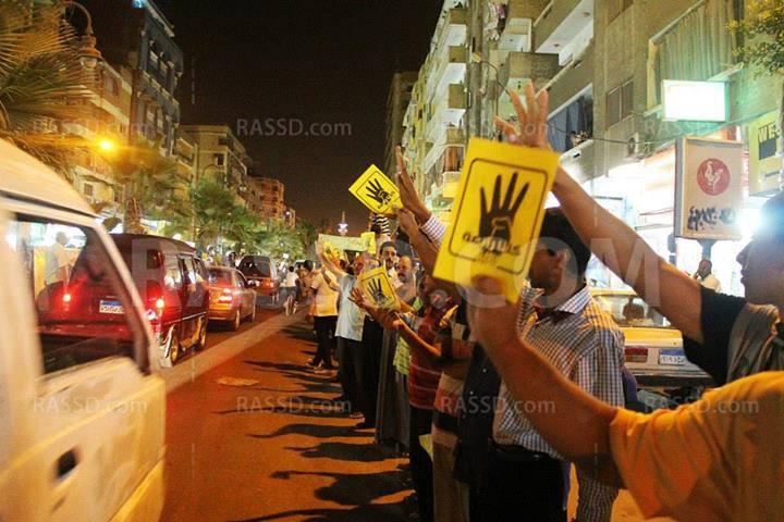 سلسلة بشرية يمدينة ملوي بالمنيا رفضأًللانقلاب