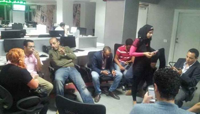 بعد إغلاقها.. صحفيو “التحرير” يعتصمون داخل مقر الجريدة