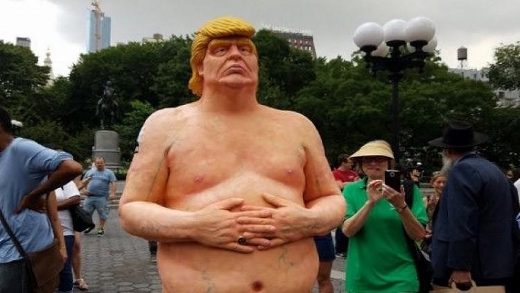 تمثال ترامب العاري للبيع في مزاد علني بأمريكا من أجل المهاجرين