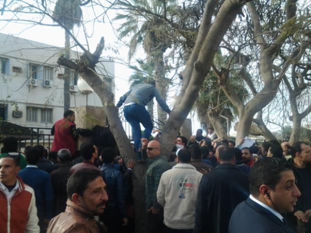 بالفيديو.. سقوط “بنطلون” مرشح للبرلمان أثناء تقديم أوراقه