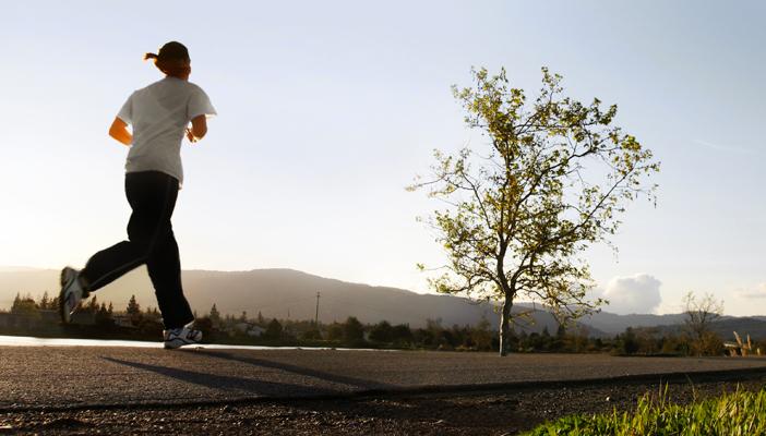 دراسة: المشي السريع يوميًا يقلل احتمالات الوفاة بالأزمات القلبية