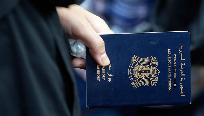 عرب وأجانب يشترون جوازات سفر سورية ليهاجروا بها إلى أوروبا