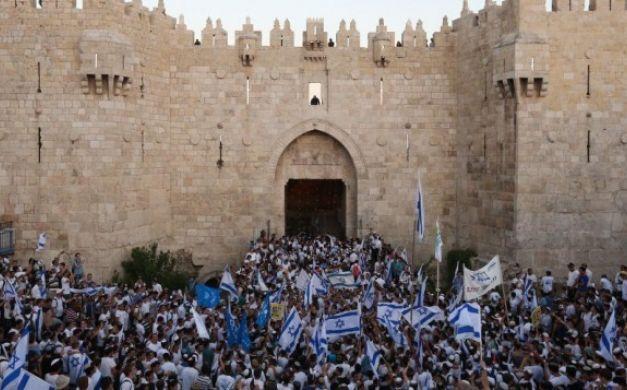 آلاف اليهود يقتحمون المسجد الإبراهيمي بحراسة الجيش “الإسرائيلي”