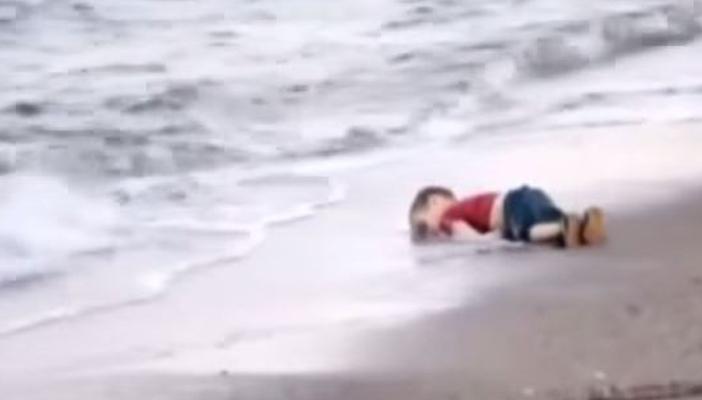 بالفيديو..العثور على جثة طفل سوري خلال عملية إنقاذ لاجئين بشواطئ تركيا