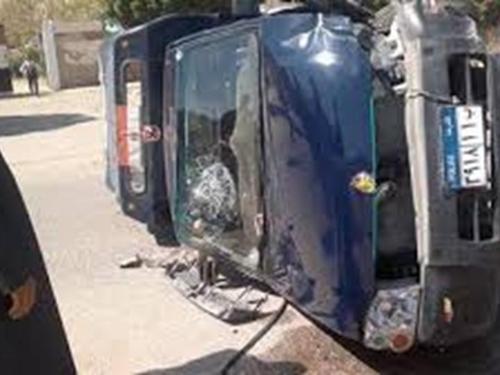 إصابة 15 مجندًا في حادث انقلاب سيارة شرطة بالمنيا