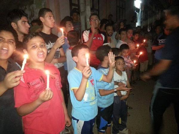 تنديدًا بانقطاع الكهرباء.. وقفة بالشموع في “دمياط”