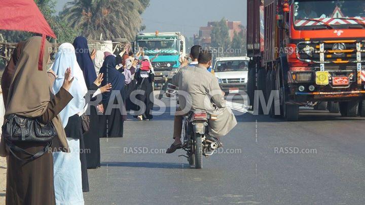 سلسلة بشرية لمناهضي الانقلاب العسكري بكفر صقر