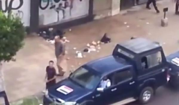 فيديو..يحول لحظات اعتقاله لمظاهرة ضد حكم العسكر