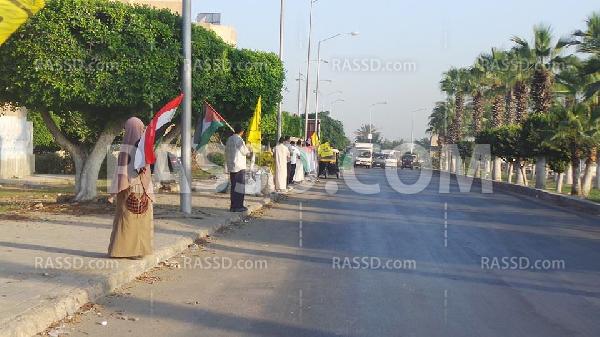 سلسلة بشرية رافضة للانقلاب ببرج العرب