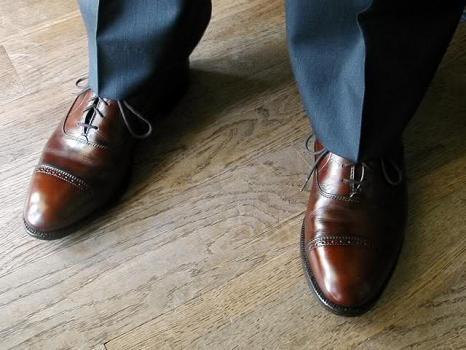 الحذاء البني يحرم الشباب من الحصول على فرص عمل في لندن