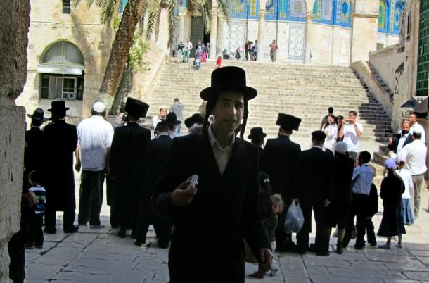 صدام وتوتر بين طلاب العلم بالأقصى وقوات الاحتلال