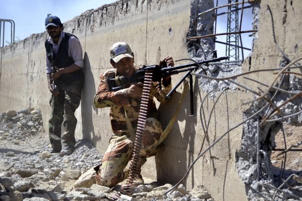 مواجهات بالقنيطرة وبراميل متفجرة على حماة ودرعا