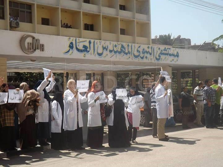 وقفة لأطباء الفيوم  ضد اعتقال نقيبهم