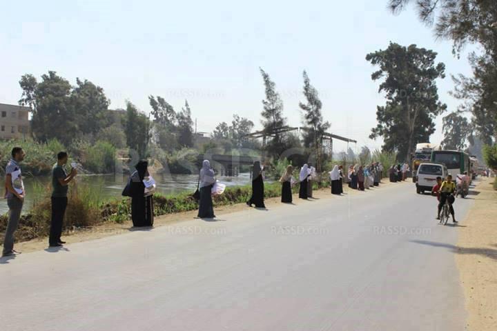 سلسلة بشرية على طريق دكرنس المنصورة ضد الانقلاب