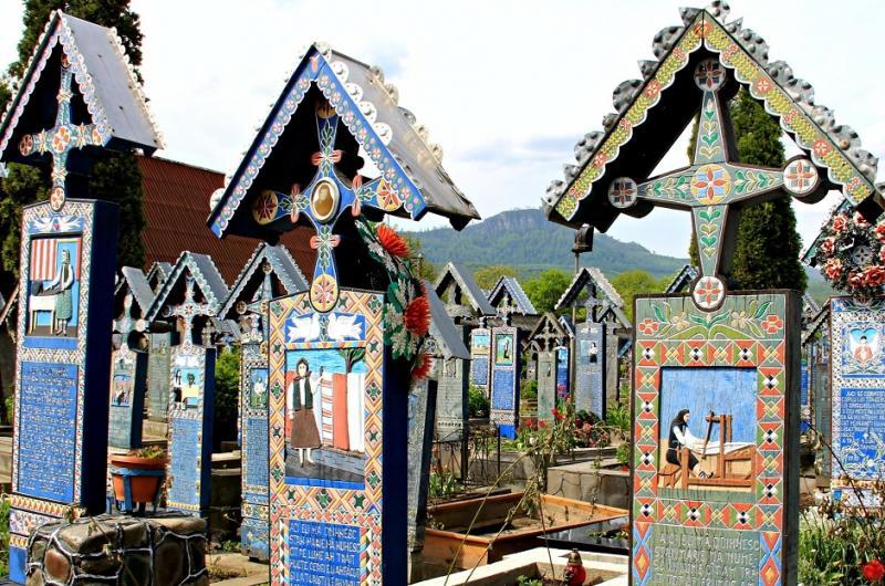 هل جربت أن تزور المقابر لتضحك.. تعرف على مقبرة المرح في رومانيا