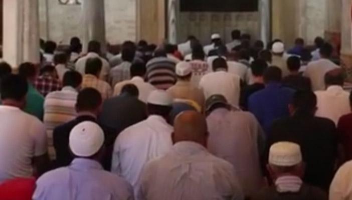 بالفيديو.. تونسيون يمنعون إمامًا معينًا من اعتلاء المنبر