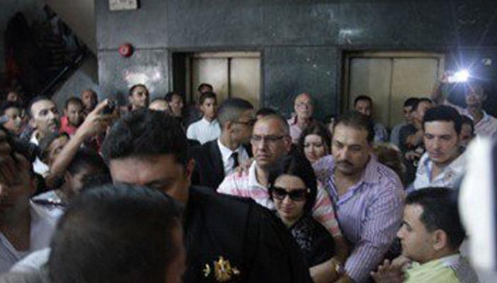 بالفيديو.. تجمهر رواد المحكمة  لرؤية “صافيناز” ومواطن: “نفسي أشوفها”