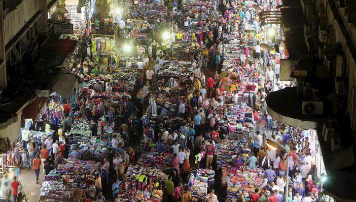 جارديان:  النظام المصري يسحق تجار الشارع لوأد فكرة الثورة