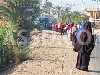 سلسلة بشرية على طريق (الفيوم – القاهرة) تنديدًا بتصاعد الأزمات