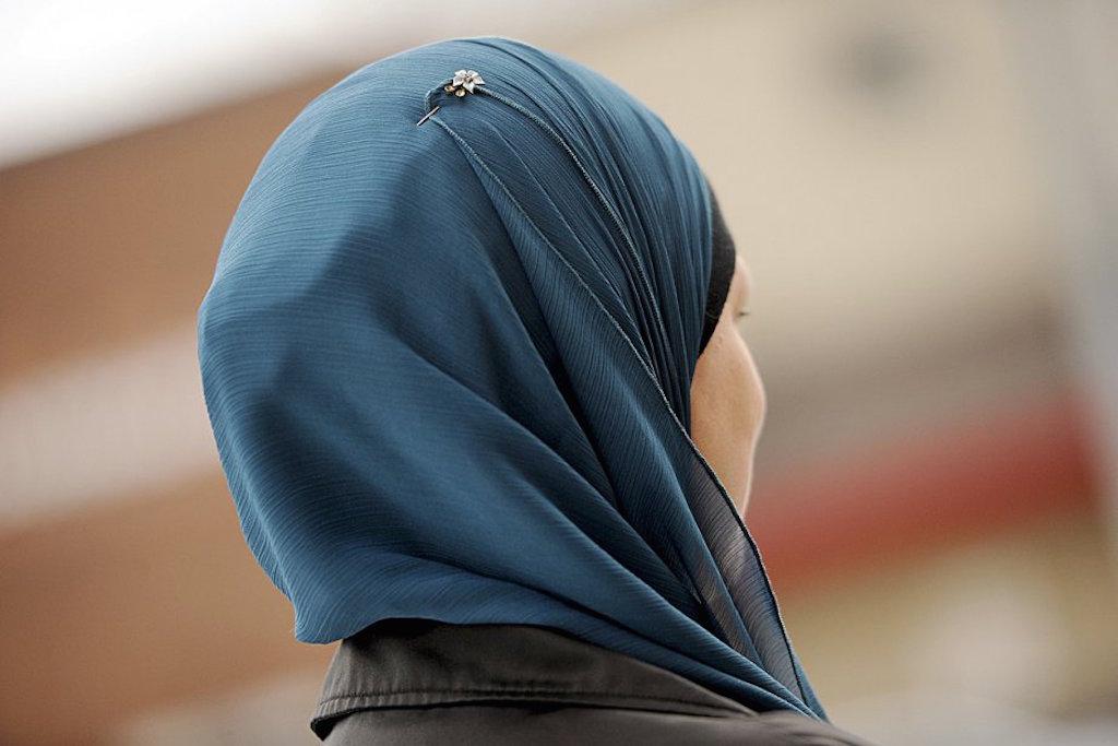 أولياء أمور يمنعون نساء محجبات من دخول روضة للأطفال في فرنسا