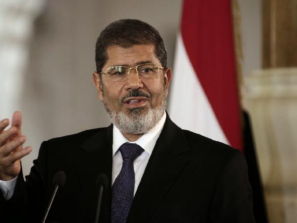 إحالة “مرسي” وآخرين للمحاكمة بزعم تسريب مستندات لـ”قطر”