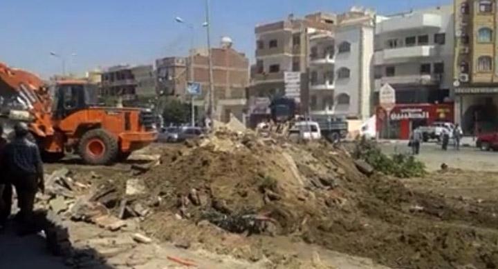 بالفيديو.. حملة لإزالة التعديات تثير غضب أصحاب المحلات في “العاشر”