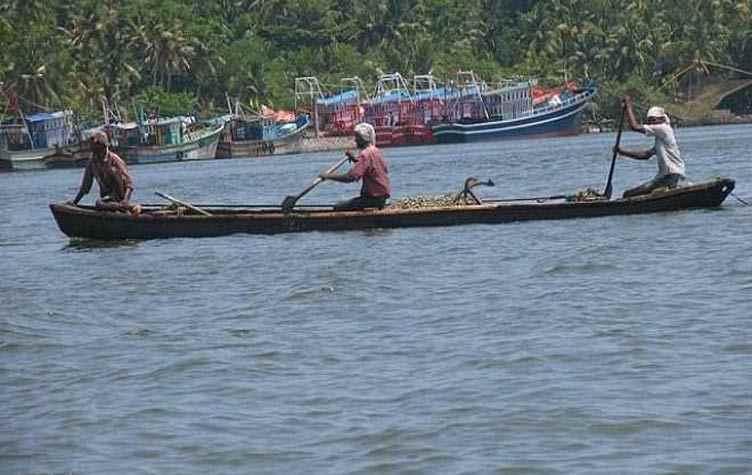 السلطات الليبية تحتجز 47 صيادا مصريا من كفر الشيخ