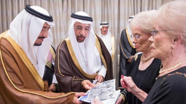 بالصور.. الملك سلمان يلتقي شقيقتين أميركيتين قابلتا والده عام 1947