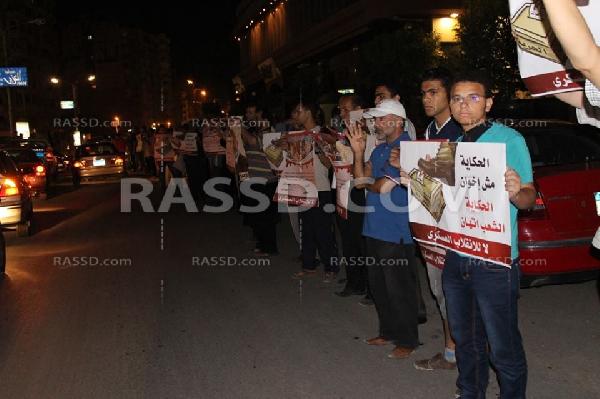 بالصور..سلسلة بشرية لرفض الانقلاب بالمنصورة