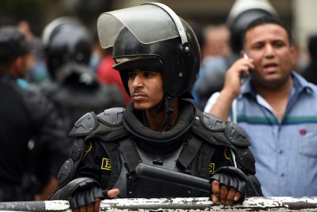 ميدل إيست آي: لماذا يخاف السيسي من الشرطة