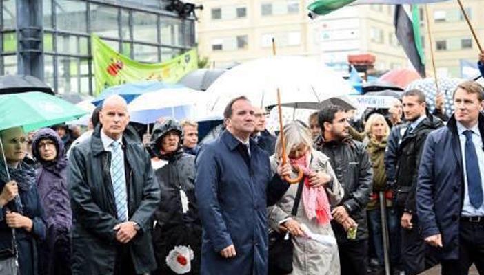 بالصور.. رئيس وزراء السويد يشارك في مظاهرة ترحيبًا باللاجئين