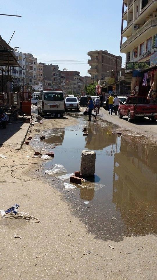 مواطنون بعد غرق القنطرة بمياه الصرف:”الحكومة مش قادرة تدينا”