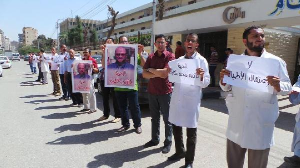 وقفة لأهالي الأطباء المعتقليين بالفيوم