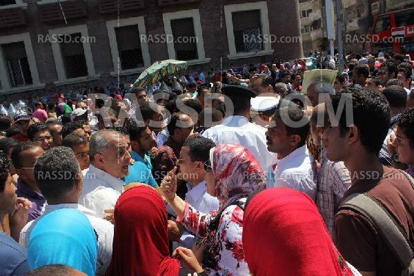 طلاب الإسكندرية يحتجون علي غلق باب التحويل الورقي