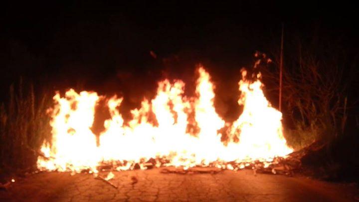 مجهولون يقطعون الطريق الزراعي والسكة الحديد ببني سويف صباح اليوم