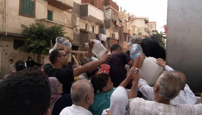 أهالي “السيوف” بالإسكندرية يحصلون على مياه الشرب بآليات القرون الوسطى