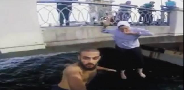 بالفيديو.. شاب وفتاة يلتقطان “سيلفي” أثناء قفزهما من كوبري “ستانلي”