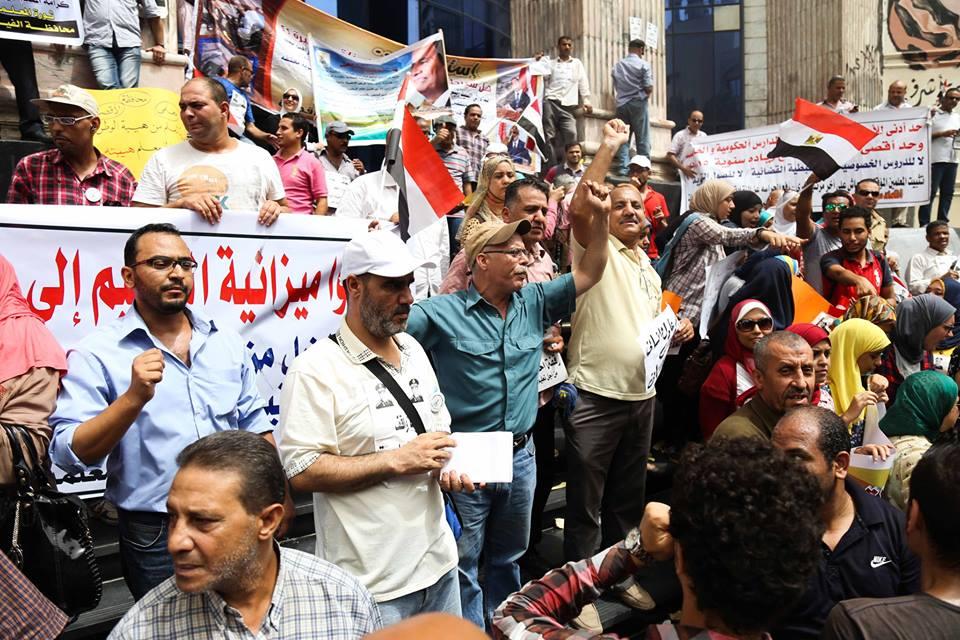 بالصور .. وقفه احتجاجيه أمام “الصحفيين” تطالب بإقالة وزير التعليم