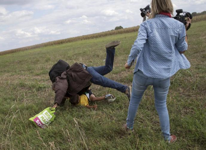 موقع ساخر: سكاي نيوز توظف المصورة المجرية التي ركلت السوريين