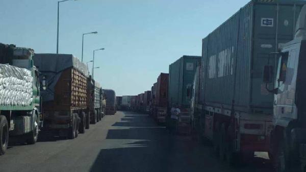 بورسعيد:تكدس للنقل الثقيل علي طريق شرق التفريعة