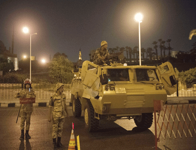 اعتقال 8 عمال بتهمة حيازة أداوت نجارة