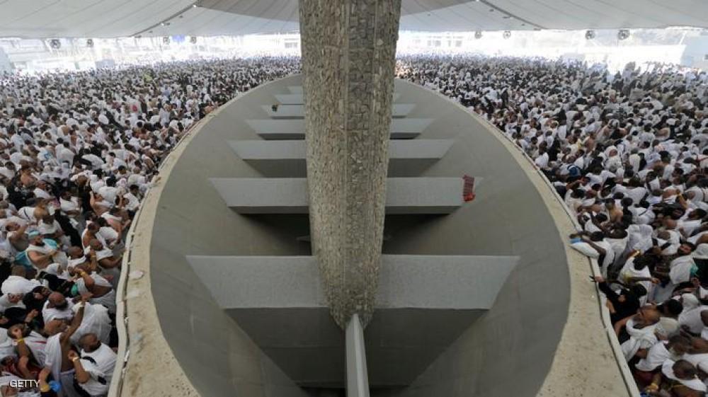 ضيوف الرحمن يرمون الجمرات أول أيام التشريق