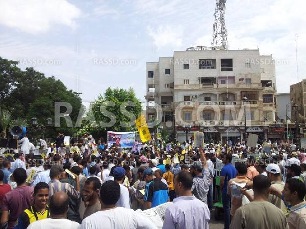 الآلاف يتظاهرون بقنا في جمعة الوفاء لدماء الشهداء