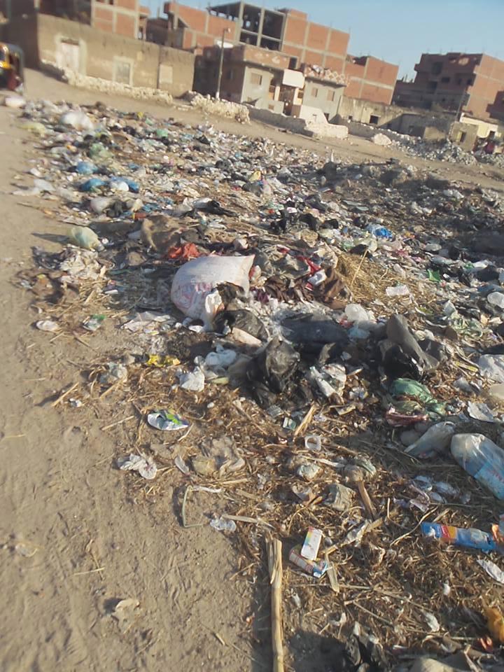 انتشار القمامة بقرى أبو حماد والمسؤولون: مفيش معدات