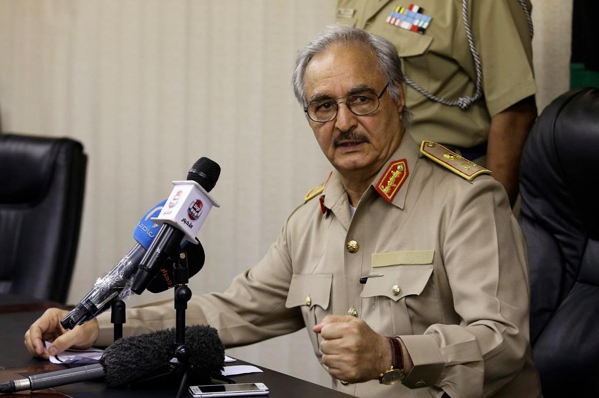 “ميدل إيست آي”: طيارون إماراتيون ينفذون هجمات جوية لصالح حفتر في ليبيا