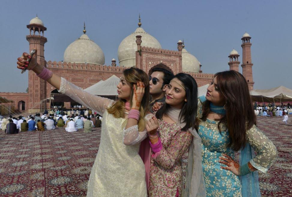 20 صورة مبهرة ترصد أجواء العيد في مختلف بلدان العالم